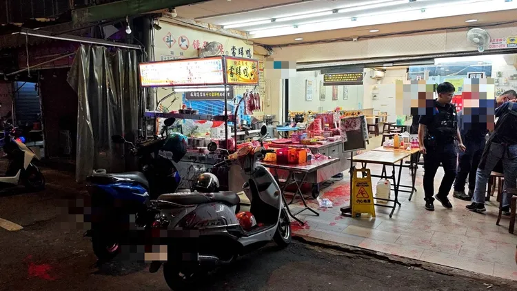 惡徒提著油漆就往店內潑灑，內部桌椅欄杆一片狼藉。翻攝畫面