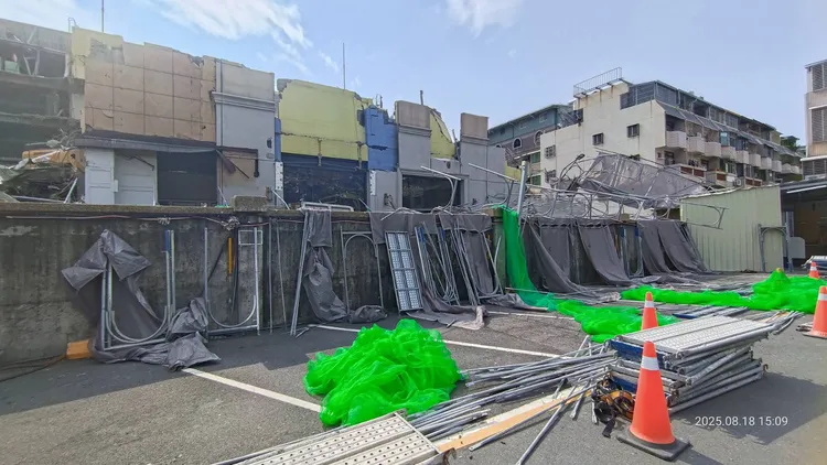 拆除工程工地鷹架傾倒，壓到1輛汽車及1輛機車。市府提供