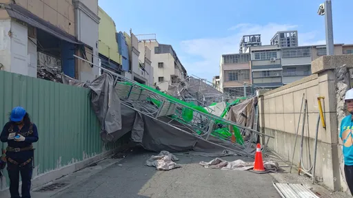 拆除工程鹰架倒塌!压毁汽机车 遭勒令停工还开罚15万元