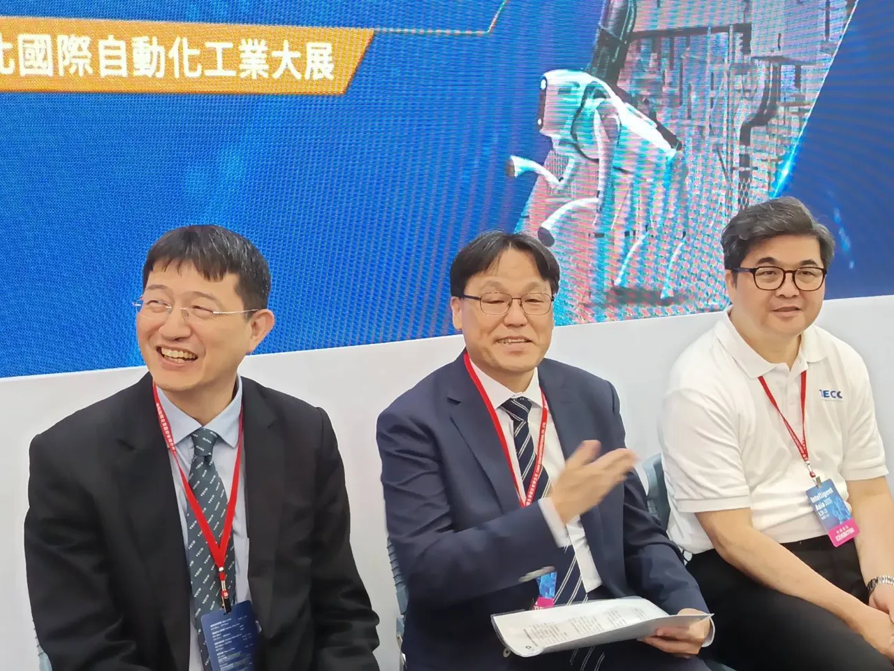 东元电机参与2025台北国际自动化工业展,东元总经理高飞鸢(图中)率主管召开记者会。许丽珍摄