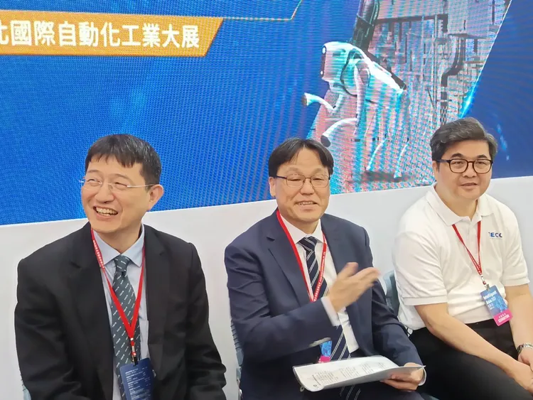 東元電機參與2025台北國際自動化工業展，東元總經理高飛鳶(圖中)率主管召開記者會。許麗珍攝