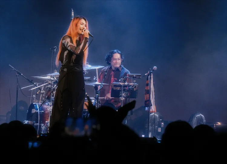 Tizzy Bac啟動巡演後每週都飛。相信音樂提供