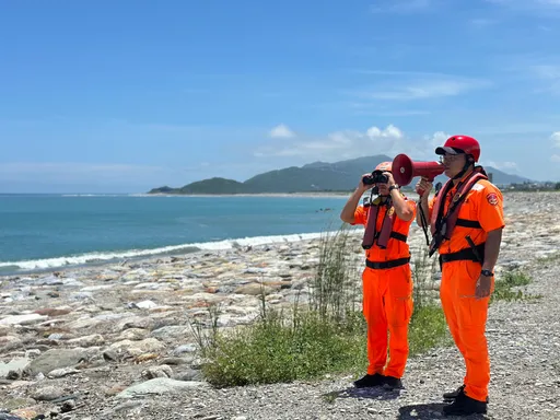 楊柳颱風下午2點發陸上警報 花蓮海巡勸離岸際觀浪遊客