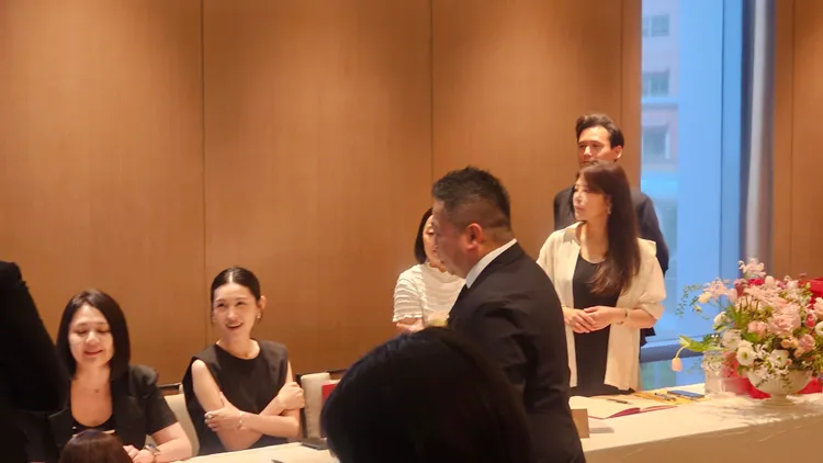 管罄（左二）是林逸欣好友幫忙收禮金，老公倪安東（右）也在旁發喜餅。彭欣偉攝影