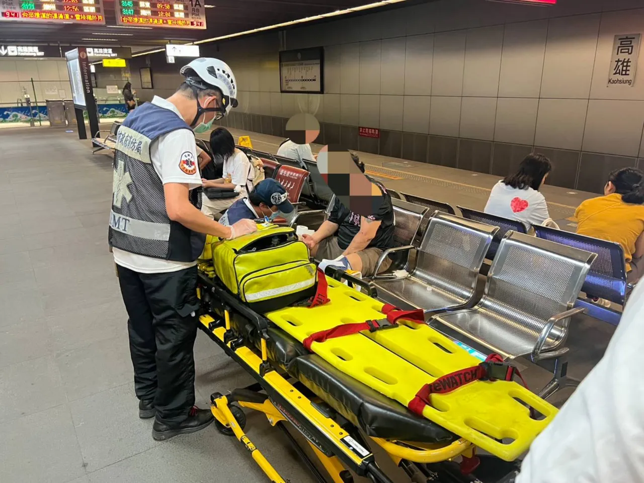 男子掉落軌道,鐵路警察獲報後前往現場,將其扶至月台座椅休息。翻攝畫面