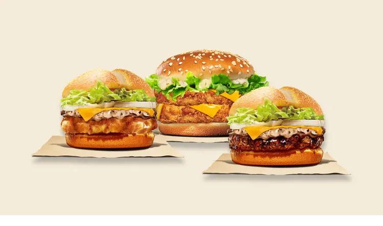 父親節限定套餐包含「松露至尊烤牛堡」（右）、「松露福運烤雞堡」（中）和「雙層田園華鱈魚堡」（左）可選擇。漢堡王提供