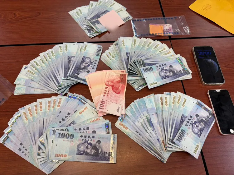 警方所查扣贓款。翻攝畫面