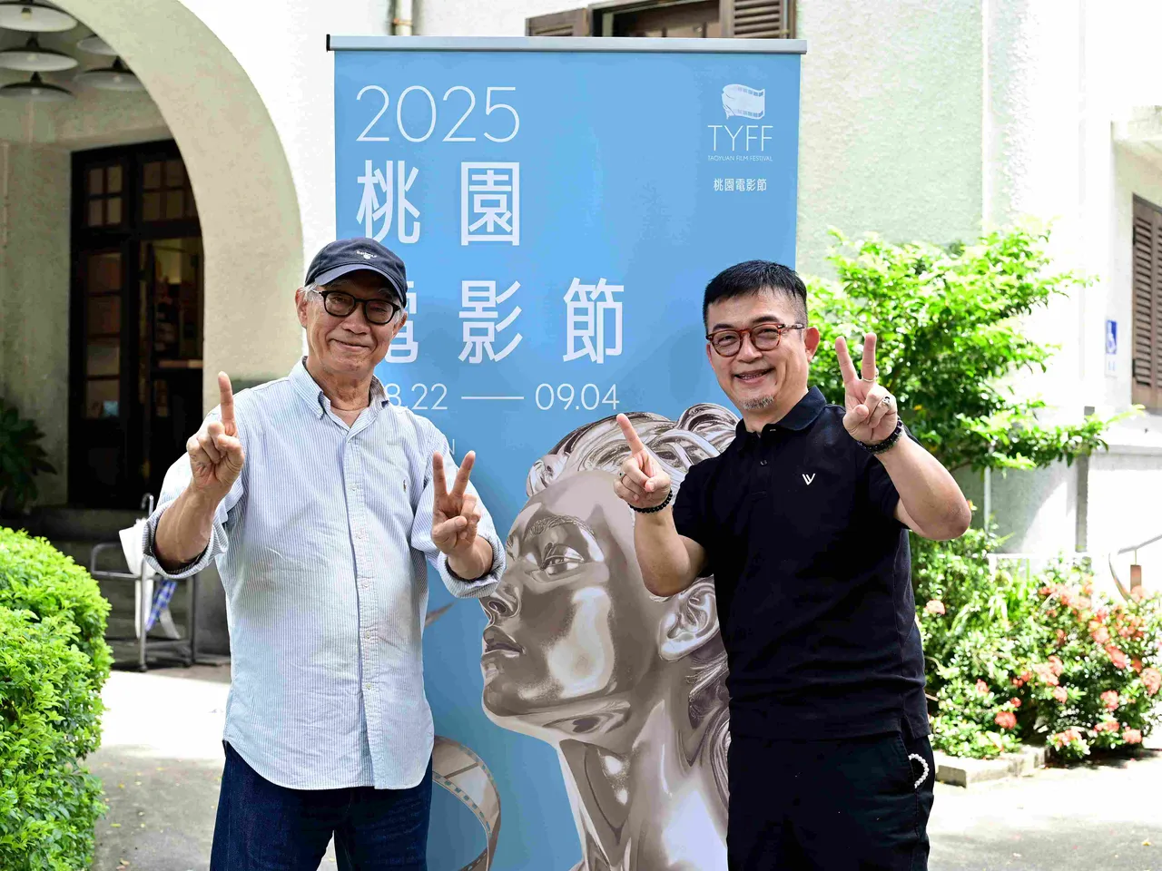 廖庆松(左)应桃园电影节总策展人姚经玉之邀,在台北举行交流讲座。桃园电影节提供