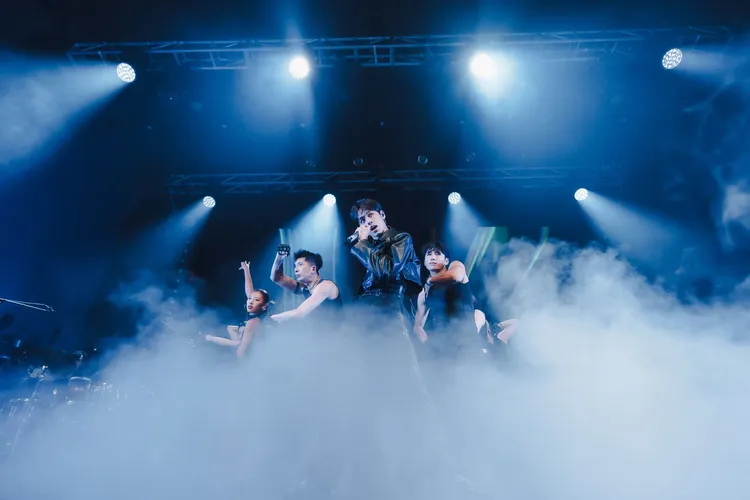 洪暐哲左腳韌帶撕裂，積極復健後仍賣力演出。年代整合提供