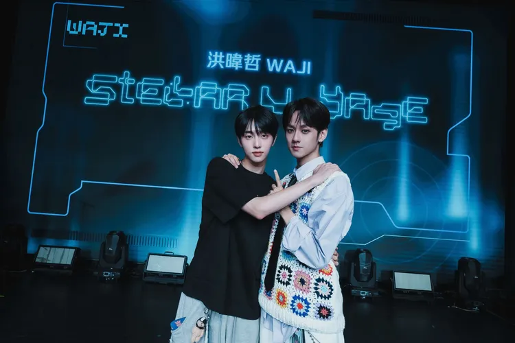 洪暐哲與李協開心同框。年代整合提供