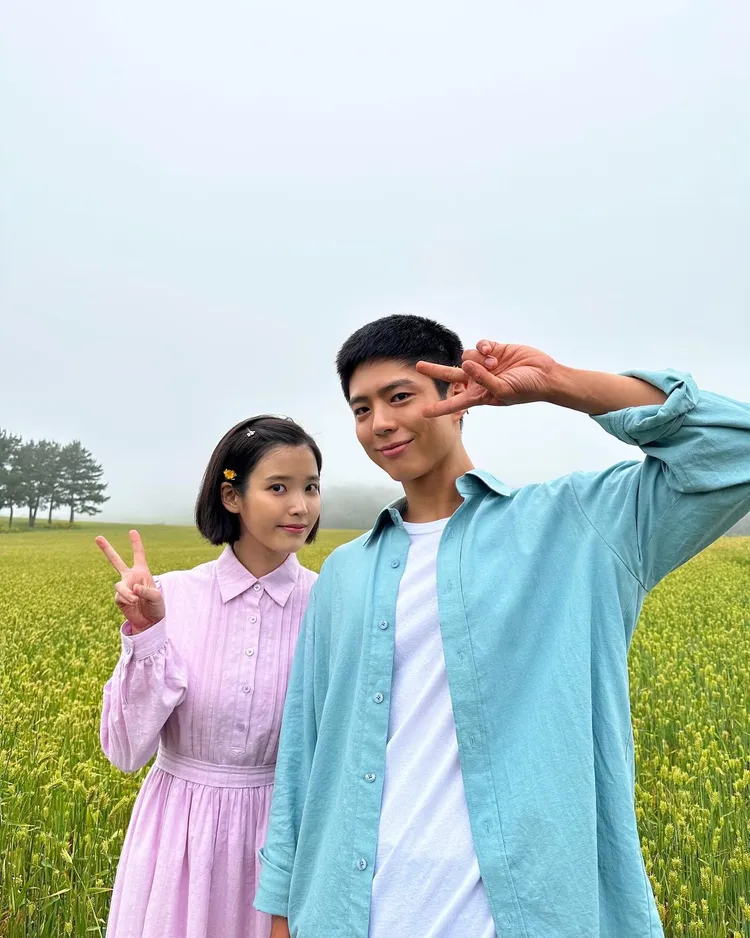 朴寶劍（右）、IU在《苦盡柑來遇見你》飾演夫妻。翻攝IU IG