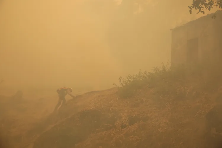 葡萄牙特蘭科蘇（ Trancoso）地區野火肆虐，濃煙密布。路透社