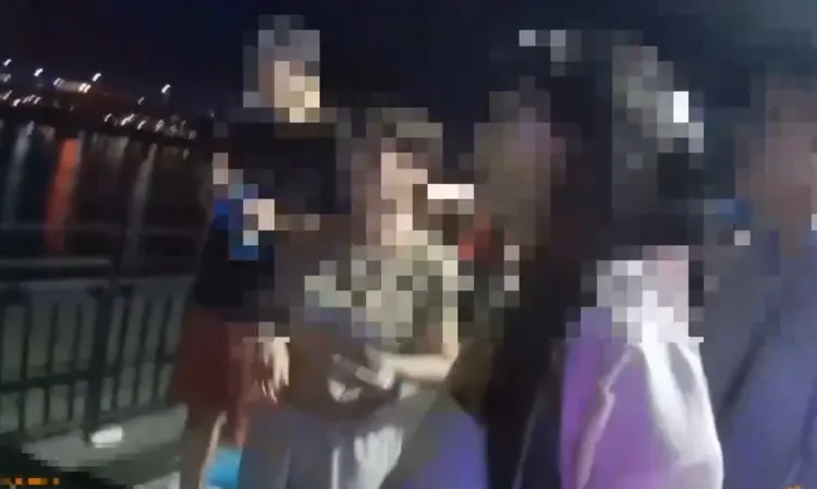 兩對情侶因卡位觀賞大稻埕煙火產生口角，觀賞過程中又互有推擠，結束後便大打出手，上演全武行。翻攝畫面