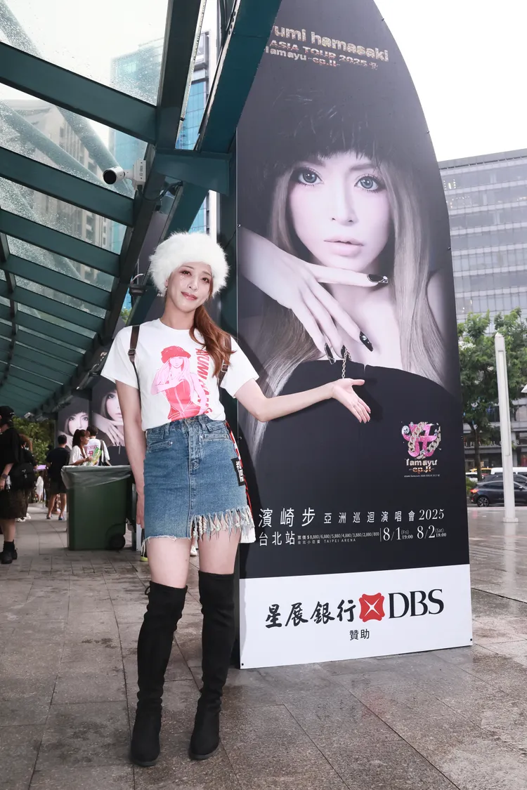 Lala從屏東上來，模仿濱崎步戴白色毛毛帽。彭欣偉攝