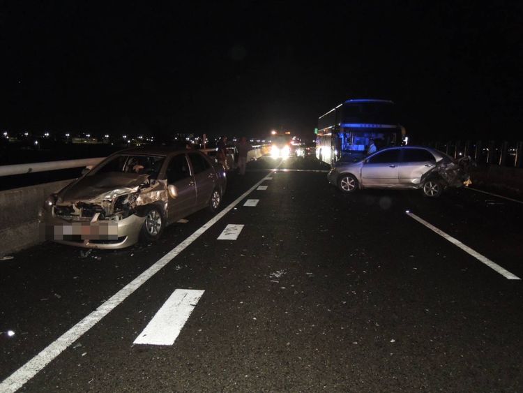 台82朴子段3車連環撞塞爆　1車上竟「找無人」　警帶回女駕駛釐清