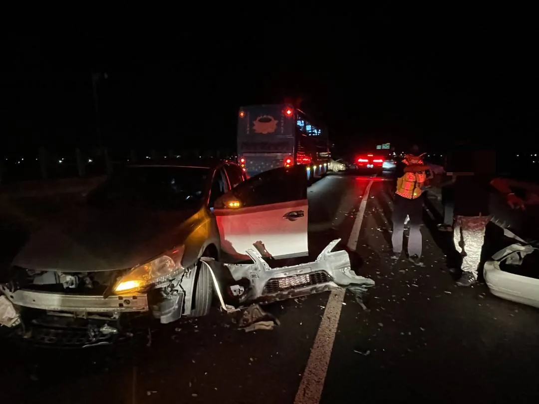 范女稱車輛故障停在外車道,後方來車才撞上,但她沒留在現場卻是徒步離開。民眾提供