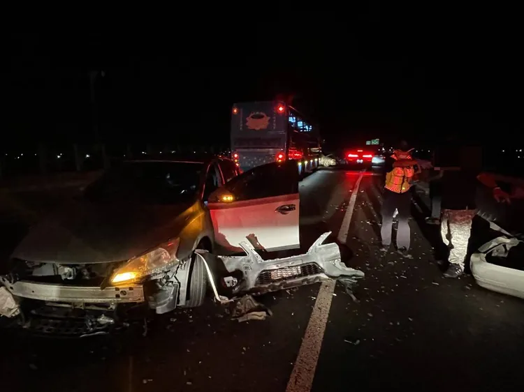 范女稱車輛故障停在外車道，後方來車才撞上，但她沒留在現場卻是徒步離開。民眾提供