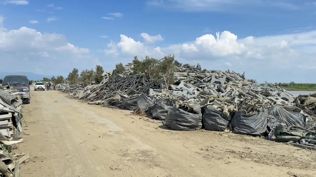 业者向台糖承租土地堆置,又运来破碎机现场处理,当地居民质疑会造成污染。读者提供