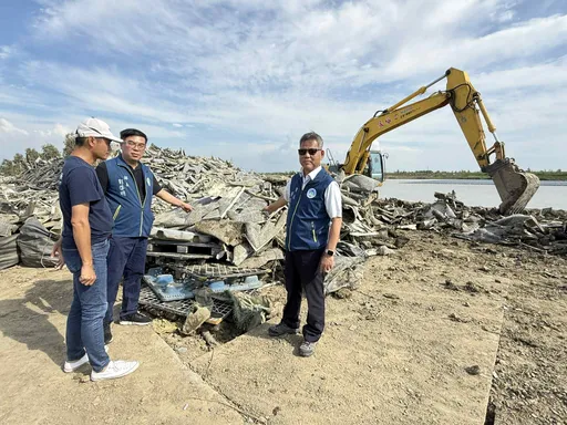 颱風過境月餘 義竹、鹿草光電案場清運牛步 彭啟明視察「抓包」違規開罰