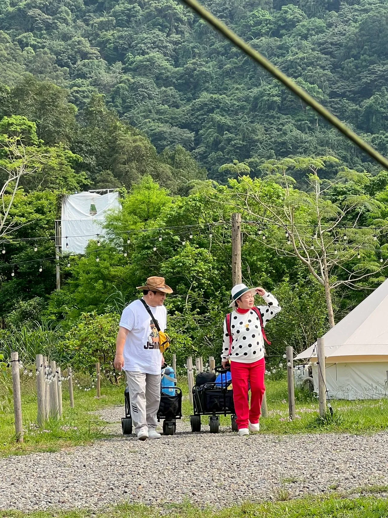 白冰冰(右)與林義方在《天知道》有不少逗趣演出。長興影視提供