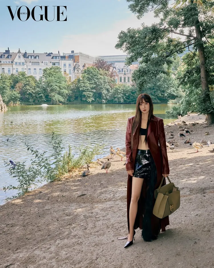 又或者將黑色Bra配上皮革短裙，更顯率性。翻攝voguekorea ig