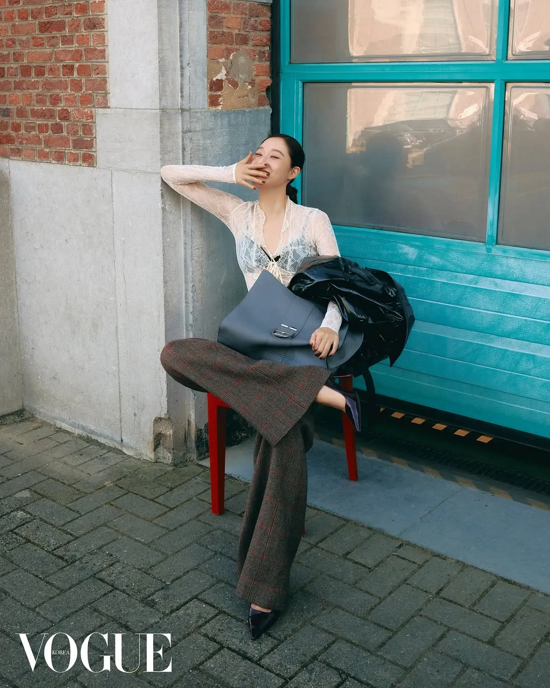 孔孝真以黑色Bra搭配蕾丝薄纱外衣。翻摄voguekorea ig