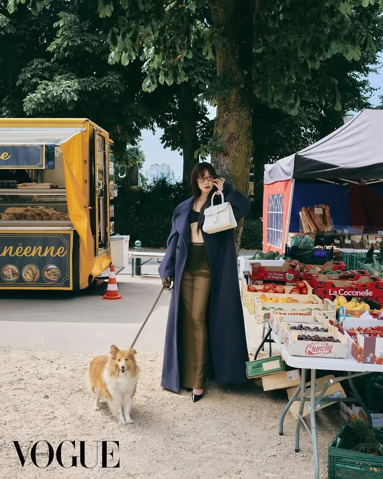 孔孝真以黑色Bra配上薄紗下身，性感又時髦。翻攝voguekorea ig