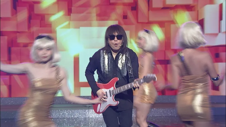 康康模仿伍佰，維妙維俏。中視提供