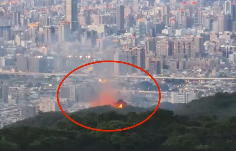 樹林大同山今天下午傳出山林火警，熊熊大火的背後原因竟是有民眾於觀景台不慎觸電引起。翻攝自臉書