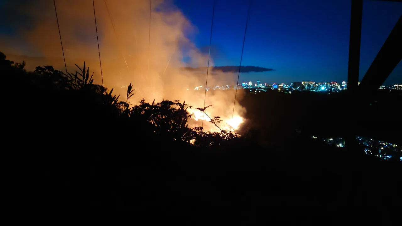 現場火勢猛烈,整個夜空被照亮。翻攝畫面