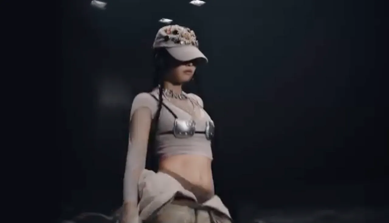 Jennie在今年3月的solo新歌《LikeJennie》MV中,就穿过同款Hello Kitty胸罩。翻摄Jennie IG