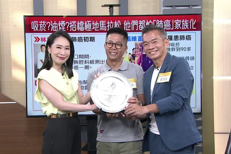 林義傑（中）率隊奪下智利極地超級馬拉松團體賽冠軍。年代提供