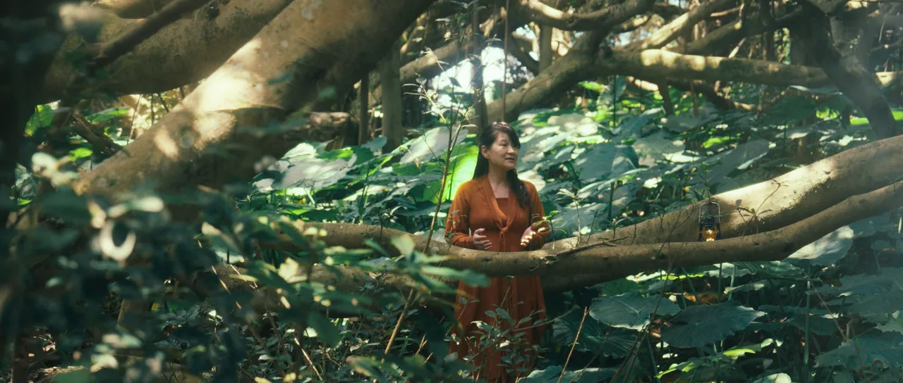 《女儿的九十九种蓝》首波主打MV,以零雨诗句搭配罗思容温暖嗓音,唱出女性力量。目宿媒体提供