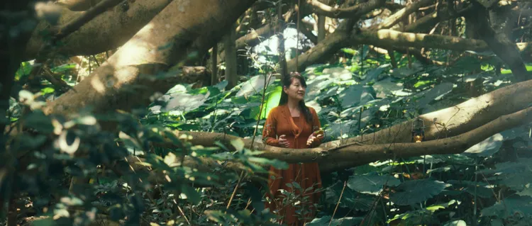 《女兒的九十九種藍》首波主打MV，以零雨詩句搭配羅思容溫暖嗓音，唱出女性力量。目宿媒體提供