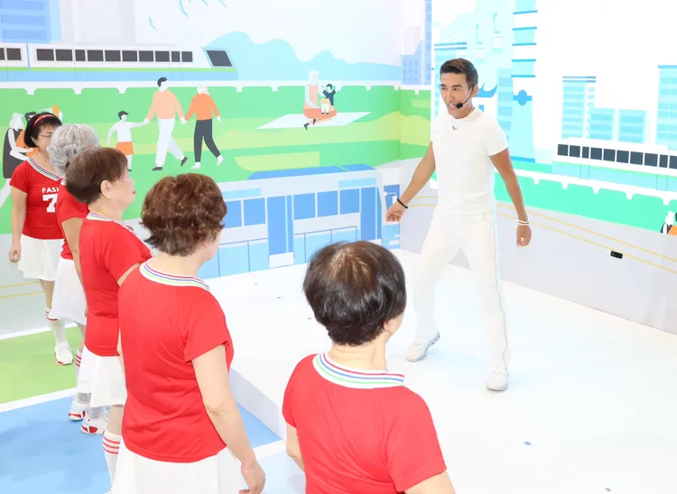 潘若迪在台上帶樂齡爺奶跳韻律舞。莊宗達攝影