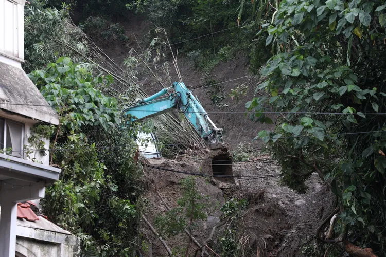 市府調派機具前往清理土石，應急處置避免再有土石滑落狀況。中市府提供