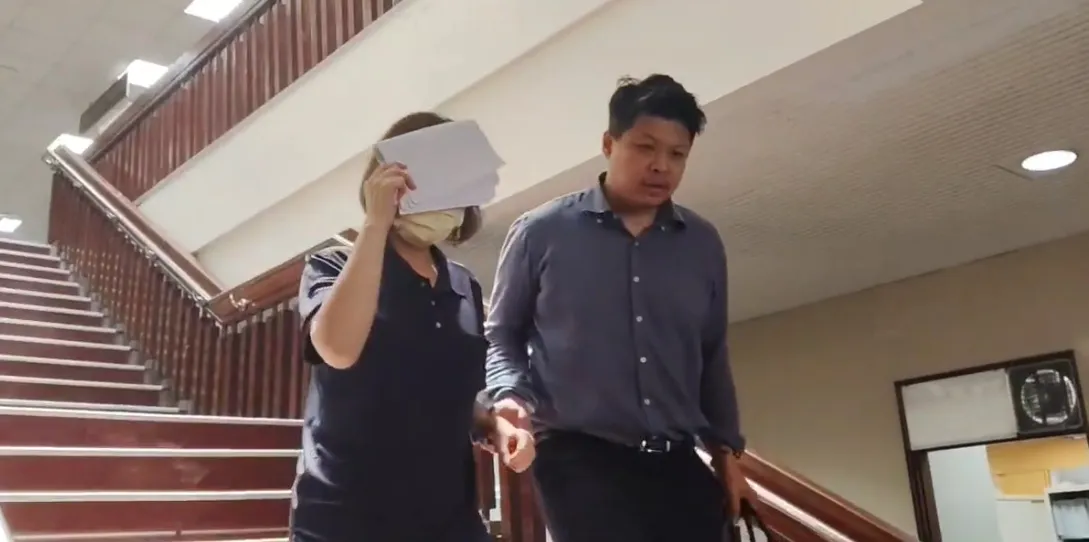 林惠珠今出庭认罪并同样获无保请回,中午在律师陪同下离开法院。张钦摄