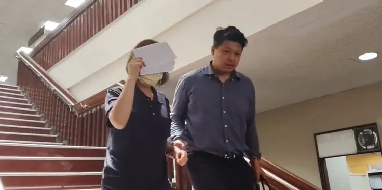 林惠珠今出庭認罪並同樣獲無保請回，中午在律師陪同下離開法院。張欽攝