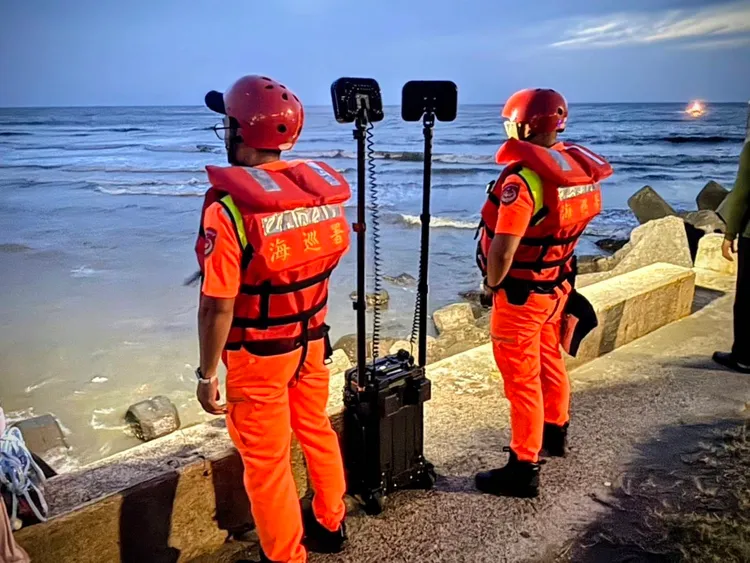 海巡人員利用探照燈搜尋中。海巡署提供