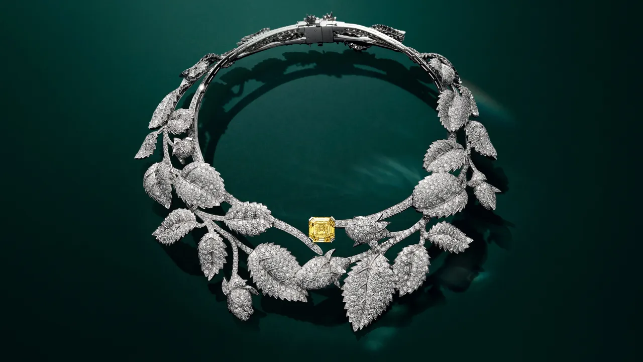 Wild Rose 18K白金項鍊,以黃鑽生動展現
野玫瑰雄蕊上金黃燦爛的花粉。品牌提供