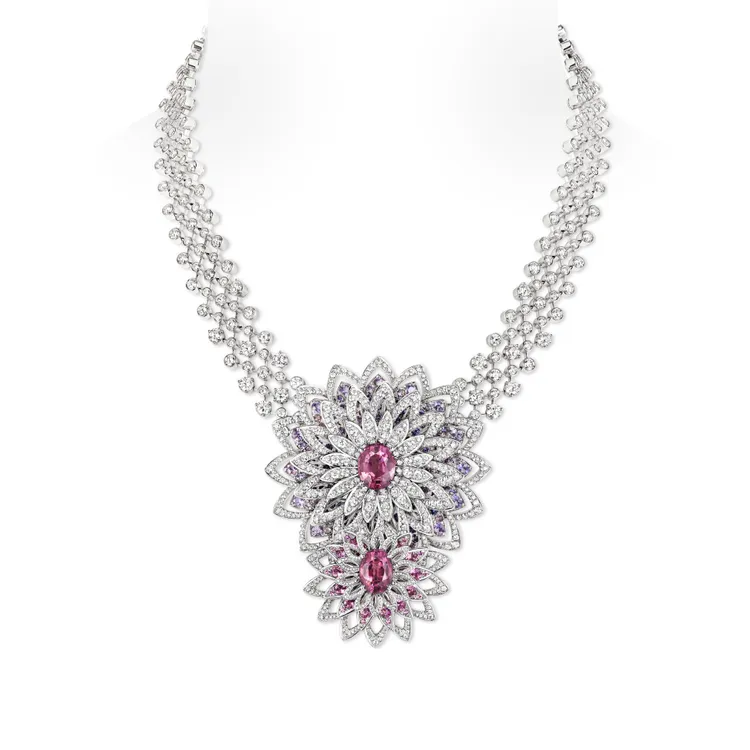 Water-Lily 18K白金可轉換式項鍊，融合尖晶石與托帕石。品牌提供