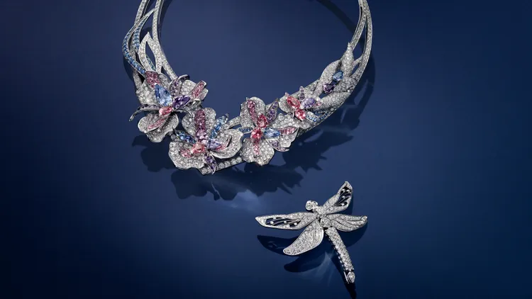 Fairy Iris 18K白金項鍊與胸針。品牌提供