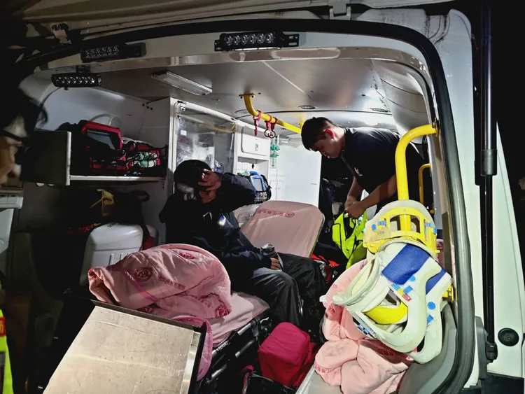 女山友被救護車送醫。民眾提供