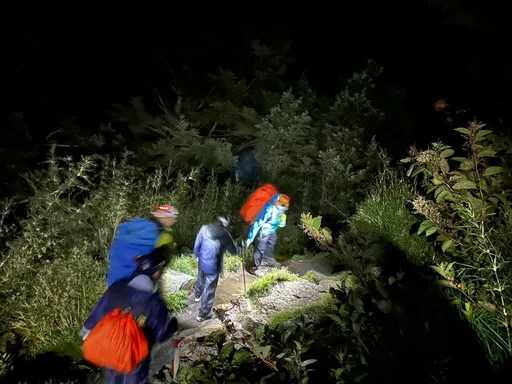玉山攻頂被雷劈!女山友頭流血「深可見骨」 警消摸黑背下山