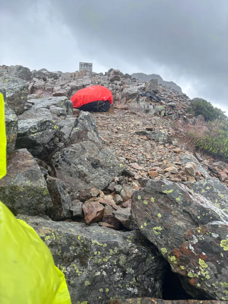 2名山友是在玉山東峰攻頂時遭到雷擊受傷。民眾提供