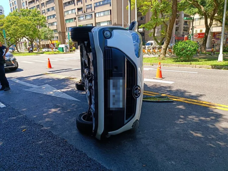 陳男小客車側翻。警方提供