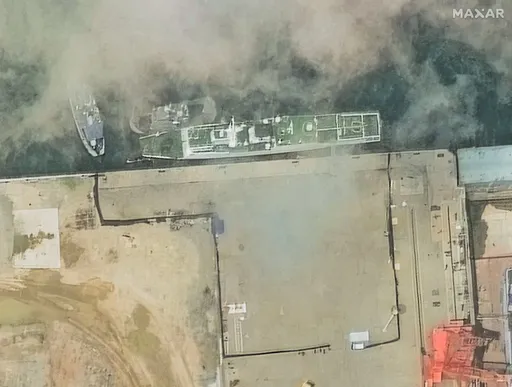中國軍艦撞自家海警船!衛星照曝光 嚴重受損返港維修