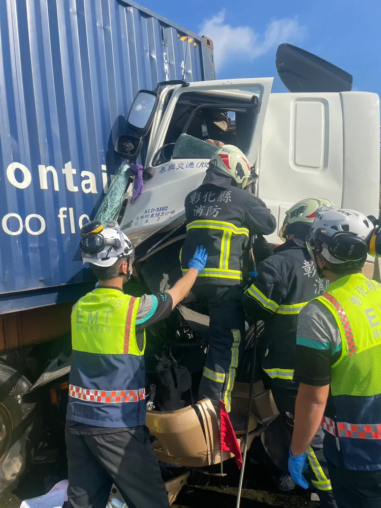 消防人員搶救受困的大貨車駕駛。民眾提供