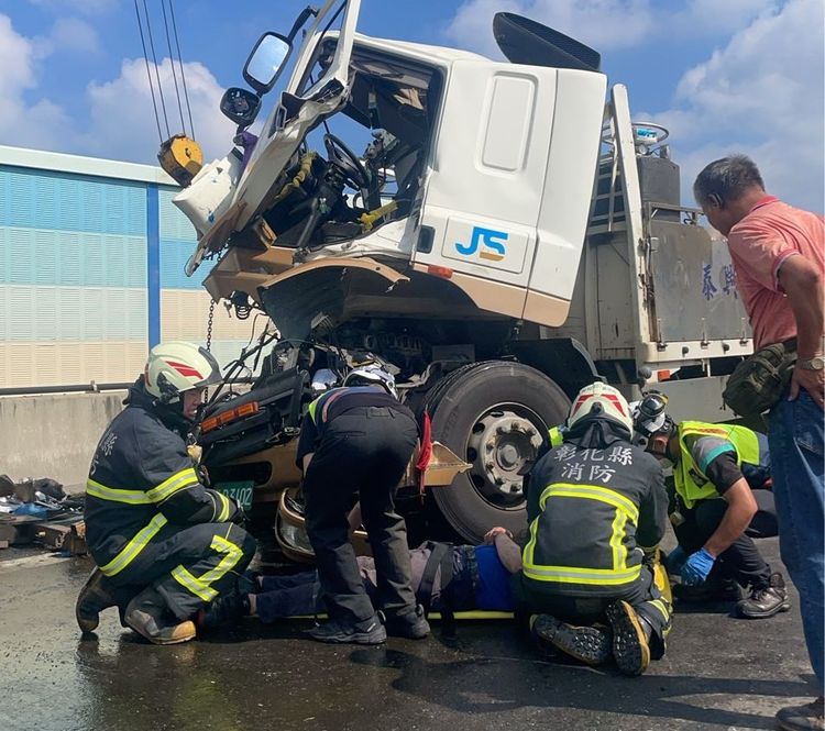 西濱彰化段大貨車追撞曳引車　1駕駛受困獲救送醫