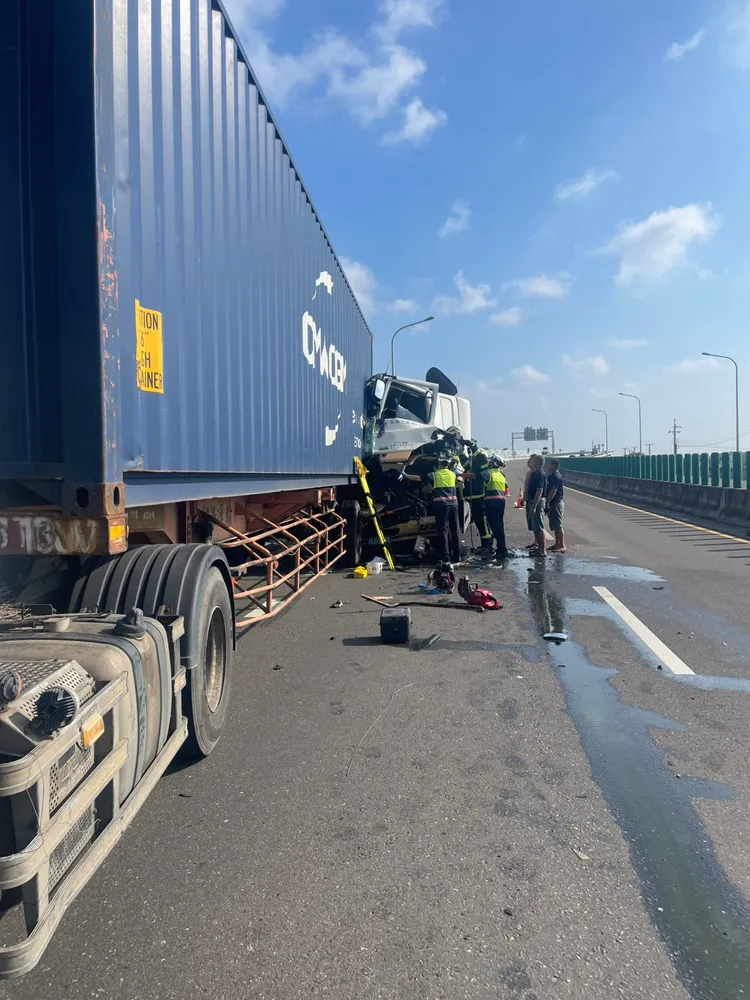 事故發生在彰化縣芳苑鄉台61線南下197公里處。民眾提供